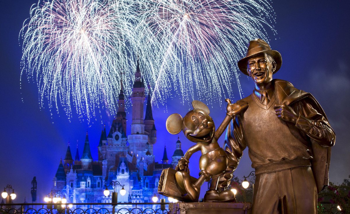 Shanghai Disneyland a socha Walta Disneye s Mickey Mousem